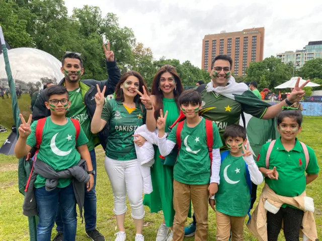 میلبرن سٹیڈیم کے باہر پاکستانی شائقین کا منفرد انداز