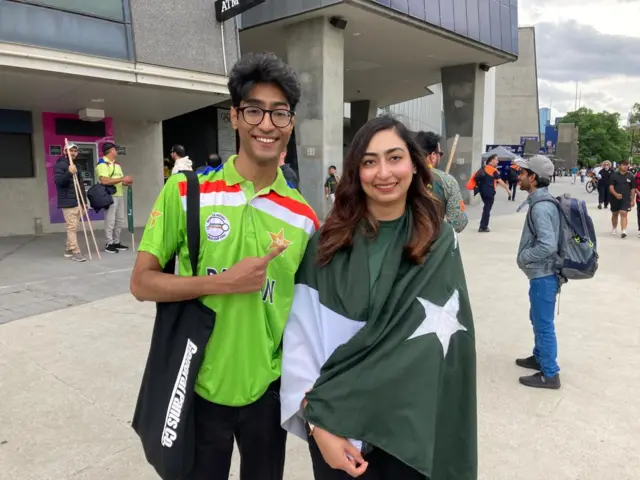 میلبرن سٹیڈیم کے باہر پاکستانی شائقین کا منفرد انداز