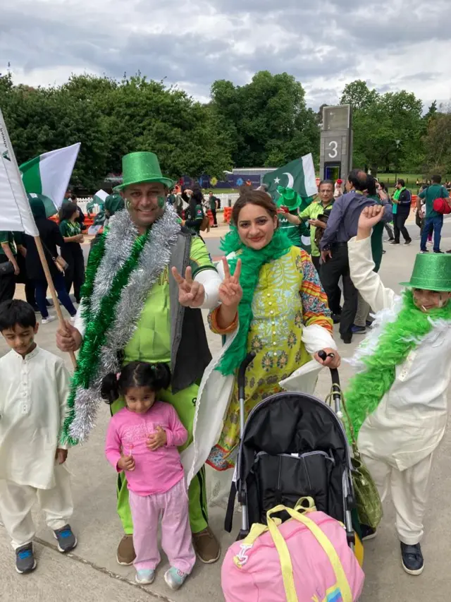 میلبرن سٹیڈیم کے باہر پاکستانی شائقین کا منفرد انداز
