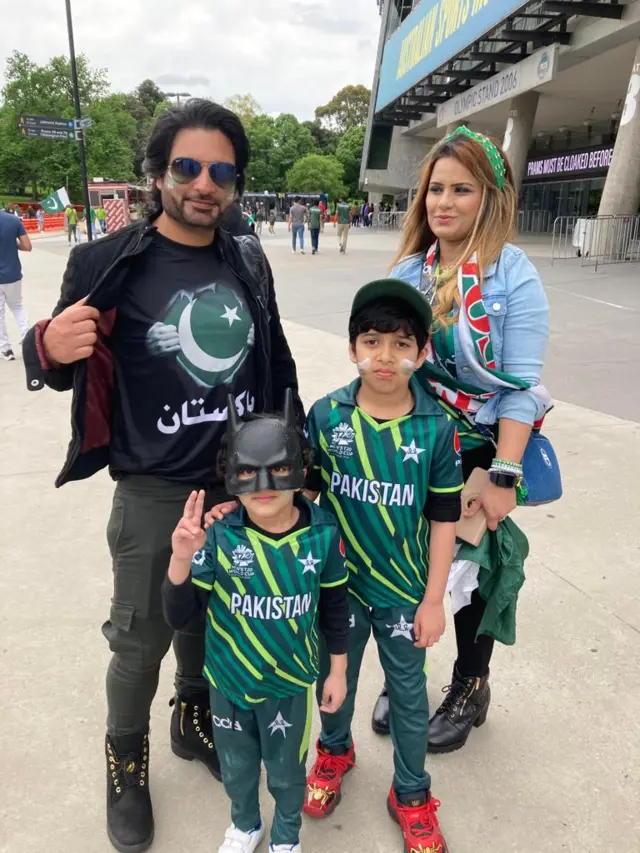 میلبرن سٹیڈیم کے باہر پاکستانی شائقین کا منفرد انداز