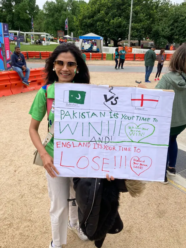 میلبرن سٹیڈیم کے باہر پاکستانی شائقین کا منفرد انداز
