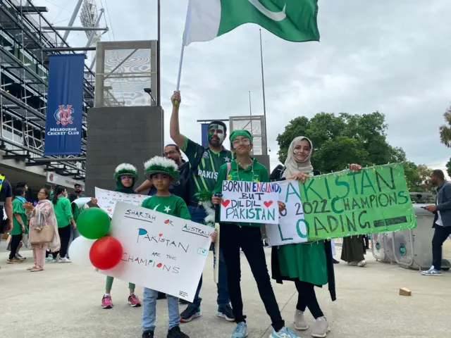 میلبرن سٹیڈیم کے باہر پاکستانی شائقین کا منفرد انداز