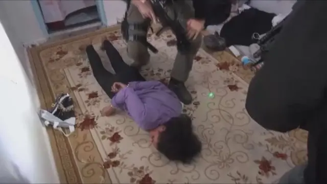 Polis kamerası şüphelilerden birinin gözaltına alınmasını bu şekilde kaydetti