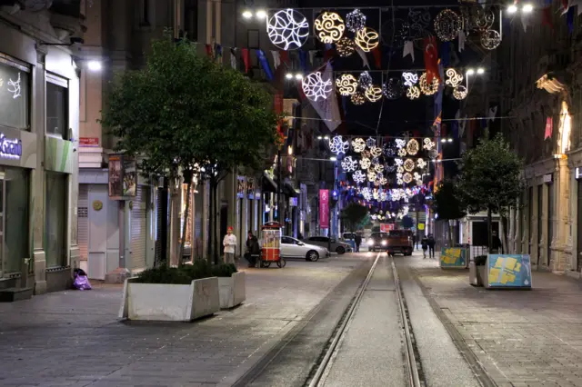 İstiklal Caddesi’nde banklar söküldü