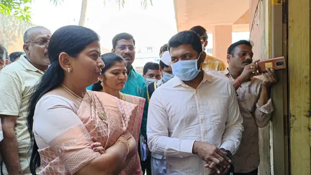 కొవ్వూరు ప్రభుత్వ ఆసుపత్రికి వెళ్లి బాధిత బంధువులను హోంమంత్రి తానేటి వనిత పరామర్శించారు