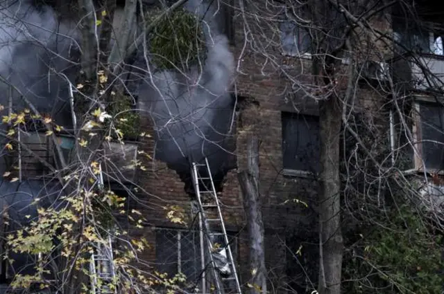 కీయేవ్‌లో బిల్డింగ్ నుంచి వస్తున్న పొగ