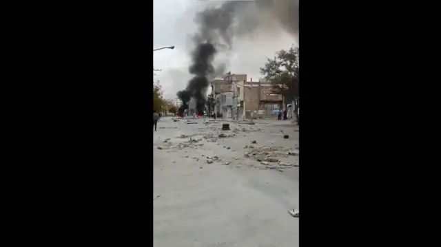 در یکی از ویدئوها، یکی از خیابان‌های کامیاران بدین شکل دیده می‌شود