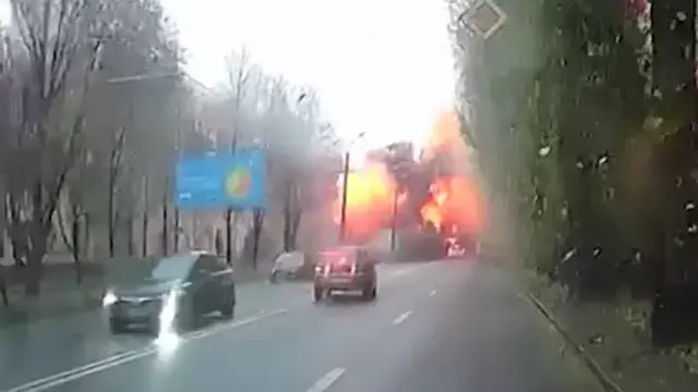 Кадры попадания ракеты по Днепру