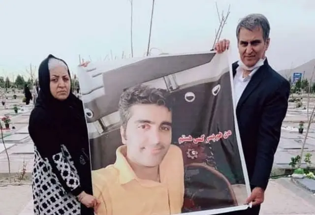 پدر و مادر پویا بختیاری هر دو به دلیل پیگیری و دادخواهی کشته شدن پسرشان اکنون زندانی هستند