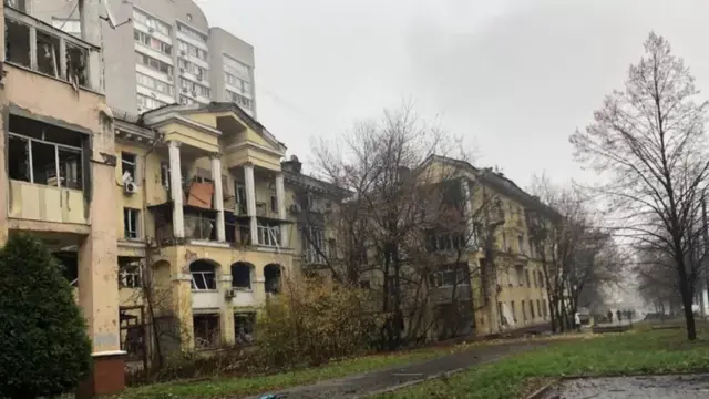 Поврежденные ракетным ударом здания в Днепре