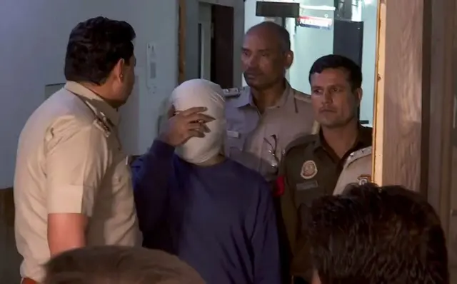 पुलिस की गिरफ़्त में अभियुक्त आफ़ताब पूनावाला