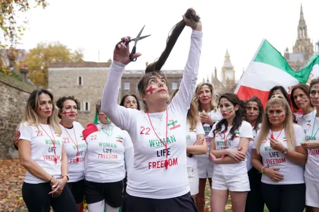 در تجمع امروز مقابل پارلمان بریتانیا زنان معترض به یاد مهسا امینی موهایشان را قیچی کردند