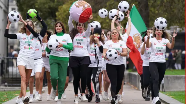 تجمع زنان ایرانی در آستانه بازی ایران در جام جهانی قطر