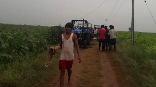 ఆముద పొలం వద్ద ఆగి ఉన్న ట్రాక్టర్