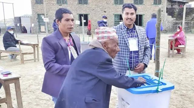 म्याग्दीको मालिका गाउँपालिका–२ रुमका १०७ वर्षका जसमनी कामीले राष्ट्रिय माविको (क) मतदान केन्द्रबाट मतदान गरेका छन्।