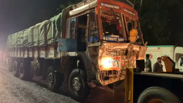 पुलिस के मुताबिक करीब 25 से 30 गाड़ियों को भारी नुकसान पहुंचा है.