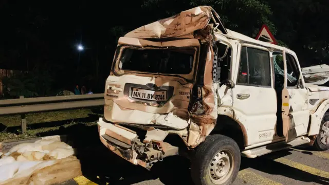 रात में सड़क को बंद कर दिया गया था, कई फायर ब्रिगेड की गाड़ियां भी मौके पर पहुंची.
