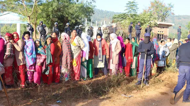 सुर्खेतमा पुन: मतदानको लागि लाममा मतदाताहरू
