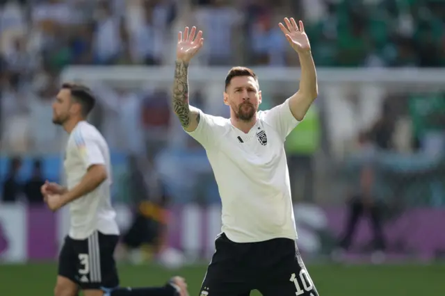 Messi seyircileri selamlıyor