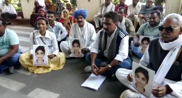 पुलिस कमिश्नर कार्यालय में धरने पर बैठे केसावत