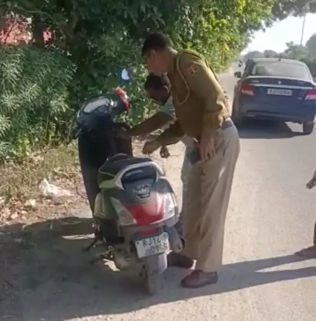 लड़की की स्कूटी