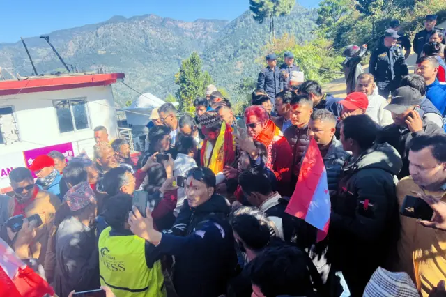 जाजरकोटमा विजयी उम्मेदवारलाई बधाई दिन भेला भएका मानिसहरू