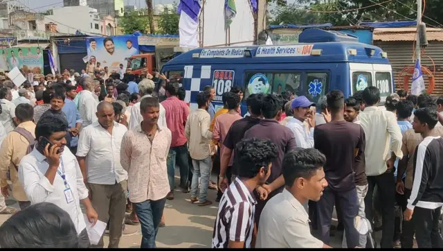 జగన్ సభ వద్ద అంబులెన్స్