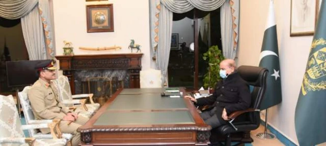शहबाज शऱीफ के साथ सेना प्रमुख