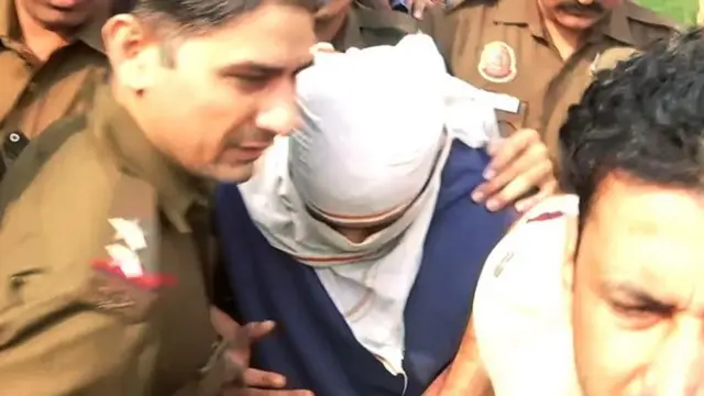 आफ़ताब पूनावाला को पकड़कर ले जाती पुलिस