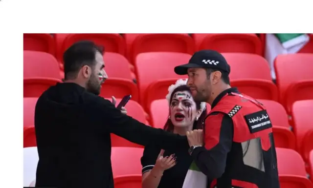 Waxaa la arkayay ciidanka ammaanka oo la hadlaya taageerayaasha oo sita shaarar iyo calamo ay ku qoran yihiin magaca Mahsa Amini