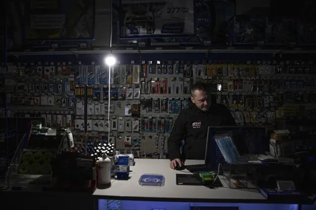 Деякі столичні магазини працюють без світла