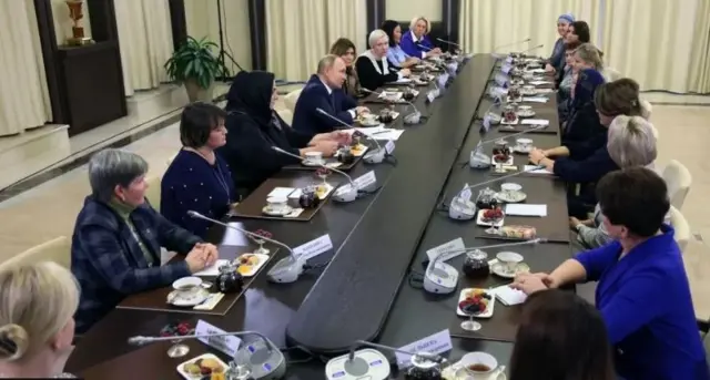 Putin iyo waalidiinta askarta