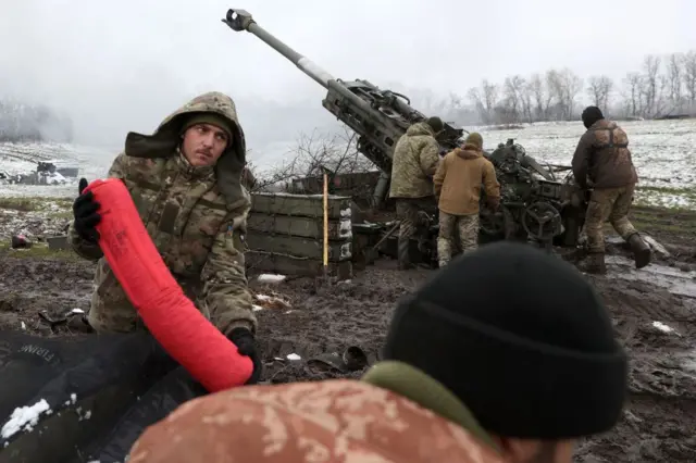 Украинские военные готовят к бою гаубицу М-777