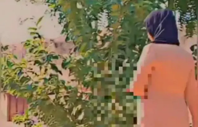 హిజాబ్ ధరించిన టీచర్‌ను వేధించిన విద్యార్థులు