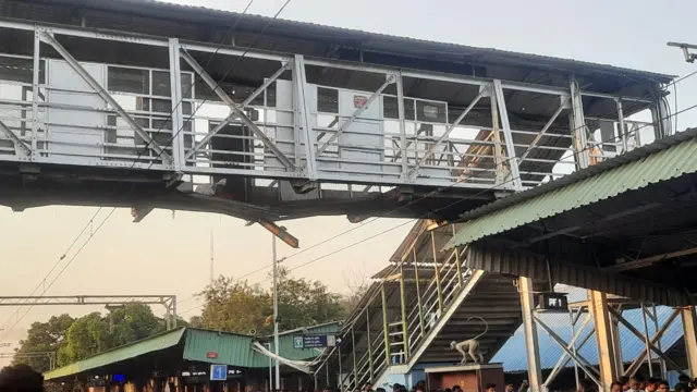 बल्लारशाह रेलवे स्टेशन पर फ़ुटओवर ब्रिज गिरा