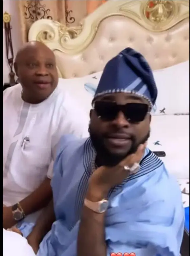 Ademola Adeleke, Gọvanọ Osun steeti ọhụrụ  na nwa nwanne ya bụ otiegwu David Adeleke a ma dịka Davido