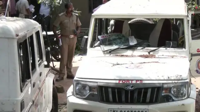 ఆందోళనకారుల దాడిలో ధ్వంసమైన పోలీస్ వాహనం