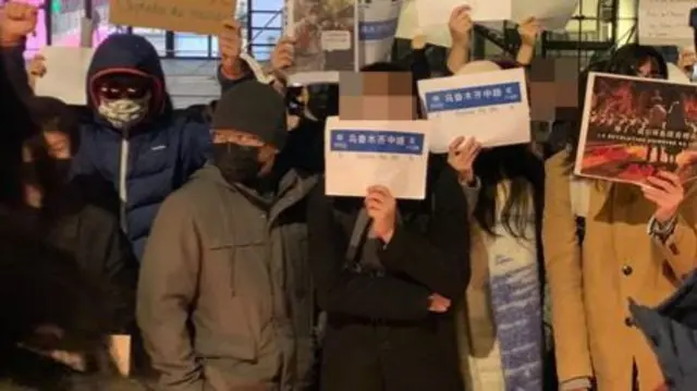 పారిస్‌లో జరుగుతున్నట్లుగా చెబుతున్న నిరసన ప్రదర్శనలు