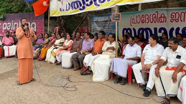 બંદરના સમર્થનમાં ભેગા થયેલા લોકોને સંબોધન કરતા હિન્દુ સંગઠનના નેતા