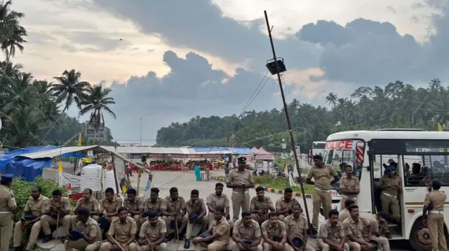 పోర్టు దగ్గర మోహరించిన పోలీసులు