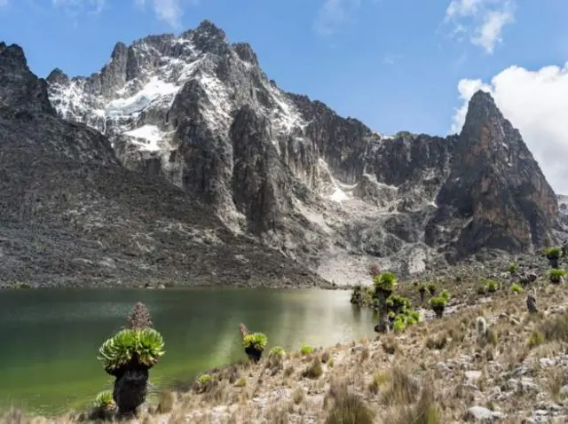 Waa buurta Mount Kenya oo barafka yaalla uu dhalaalayo