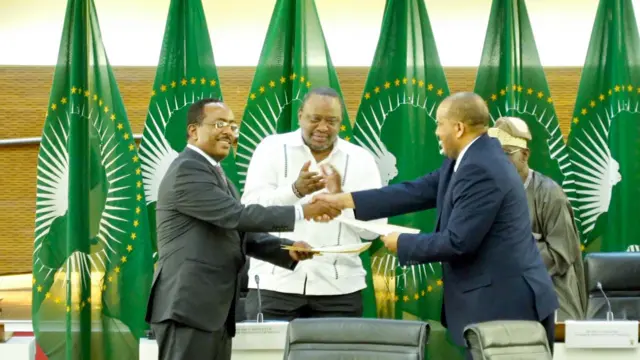 የኢትዮጵያ መንግሥት ተወካይ የጠቅላይ ሚኒስትሩ ብሔራዊ ደኅንነት አማካሪ ሬድዋን ሁሴን እና የህወሓት ተወካይ አቶ ጌታቸው ረዳ የተፈረሙበትን የስምምነት ሰነድ ሲቀባበሉ።