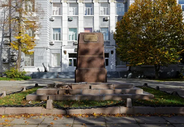 Постамент, на котором стоял памятник адмиралу Ушакову