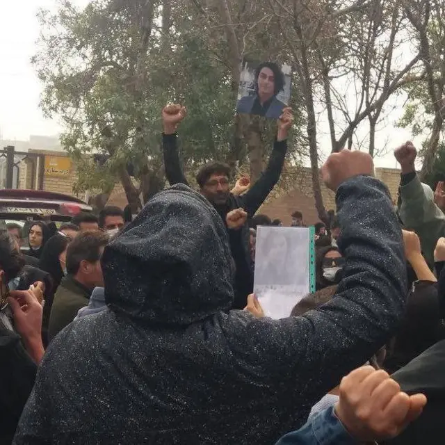 مراسم هفتم مهرشاد شهیدی‌نژاد هم امروز با حضور جمعیت زیادی در شهر اراک برگزار شد