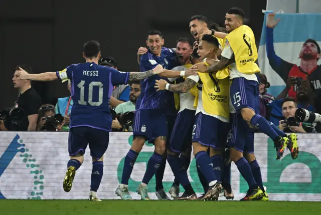 Arjantin, grup lideri olarak son 16'ya kaldı