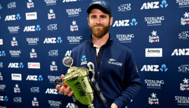 ట్రోఫీతో న్యూజీలాండ్ కెప్టెన్ కేన్ విలియమ్సన్