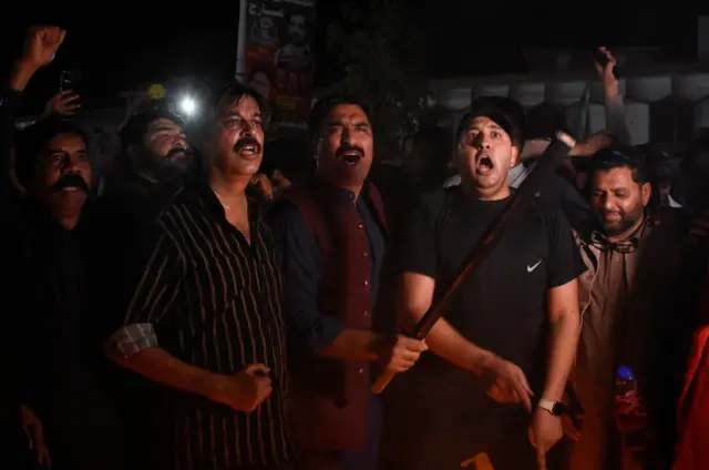 इमरान ख़ान पर हमले के बाद नारेबाजी करते लोग