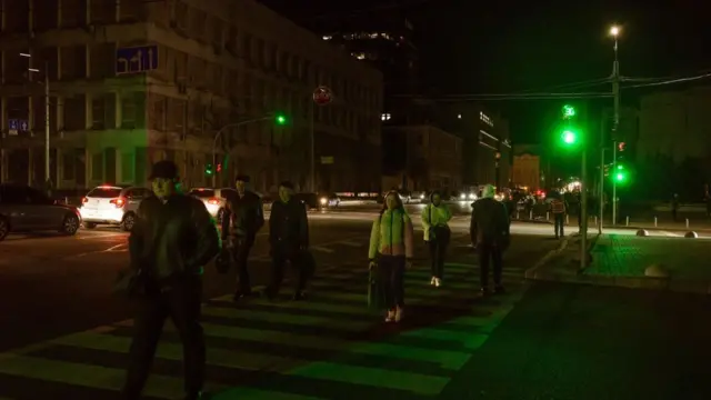 అంధకారంలో యుక్రెయిన్ జనం