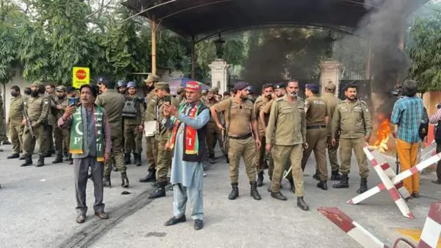गवर्नर हाउस पंजाब के गेट पर भी पीटीआई के कार्यकर्ता प्रदर्शन और आगजनी कर रहे हैं.
