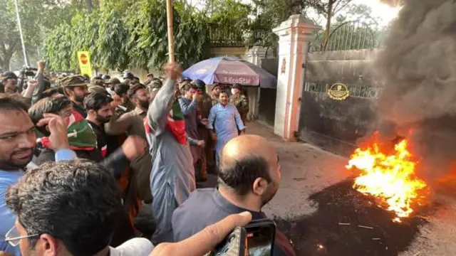 गुरुवार को इमरान खान के काफिले पर गोली चलाई गई, जिसके विरोध में प्रदर्शन हो रहे हैं.